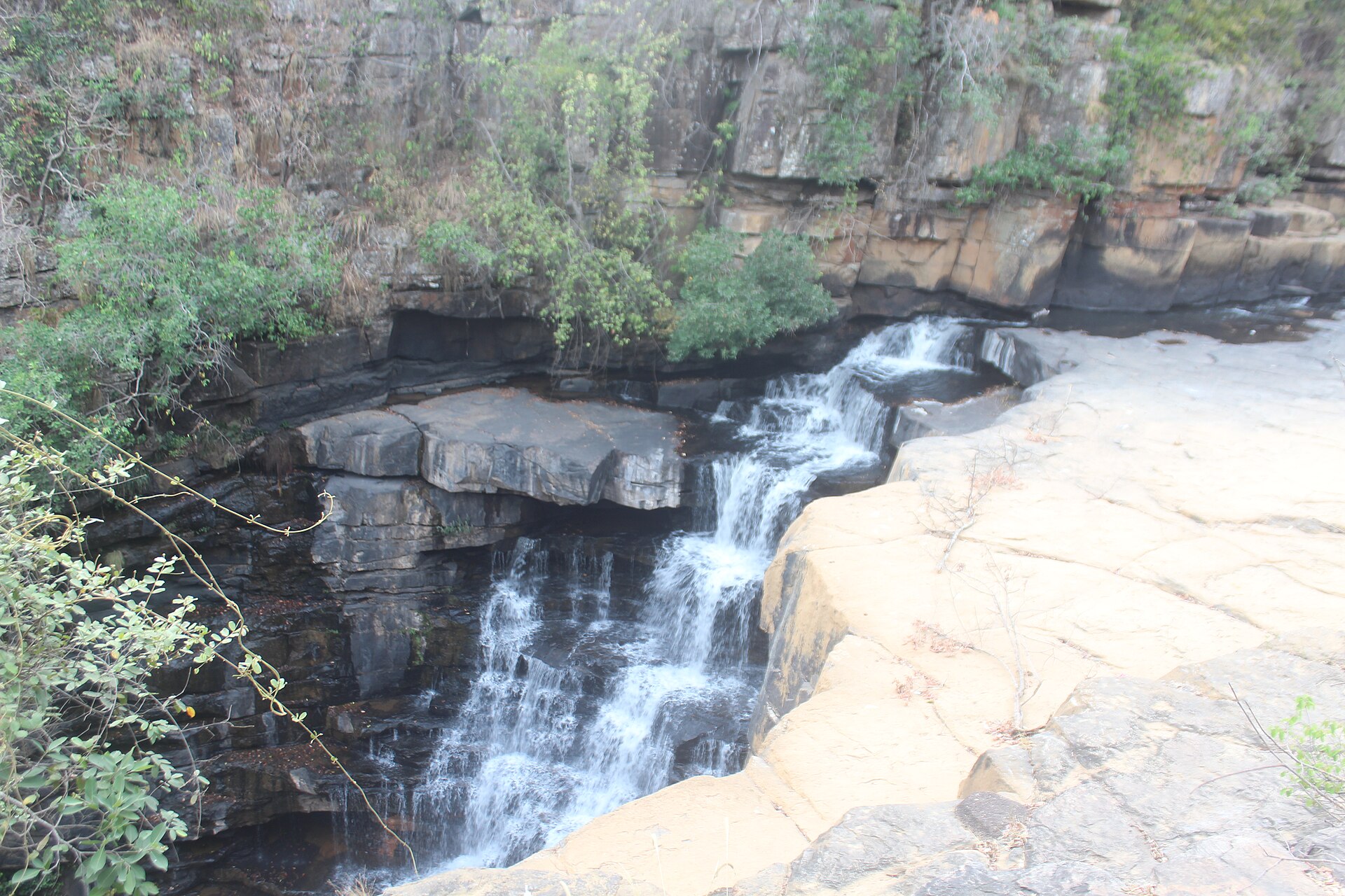 Les chutes et le barrage de Kinkon près de Pita