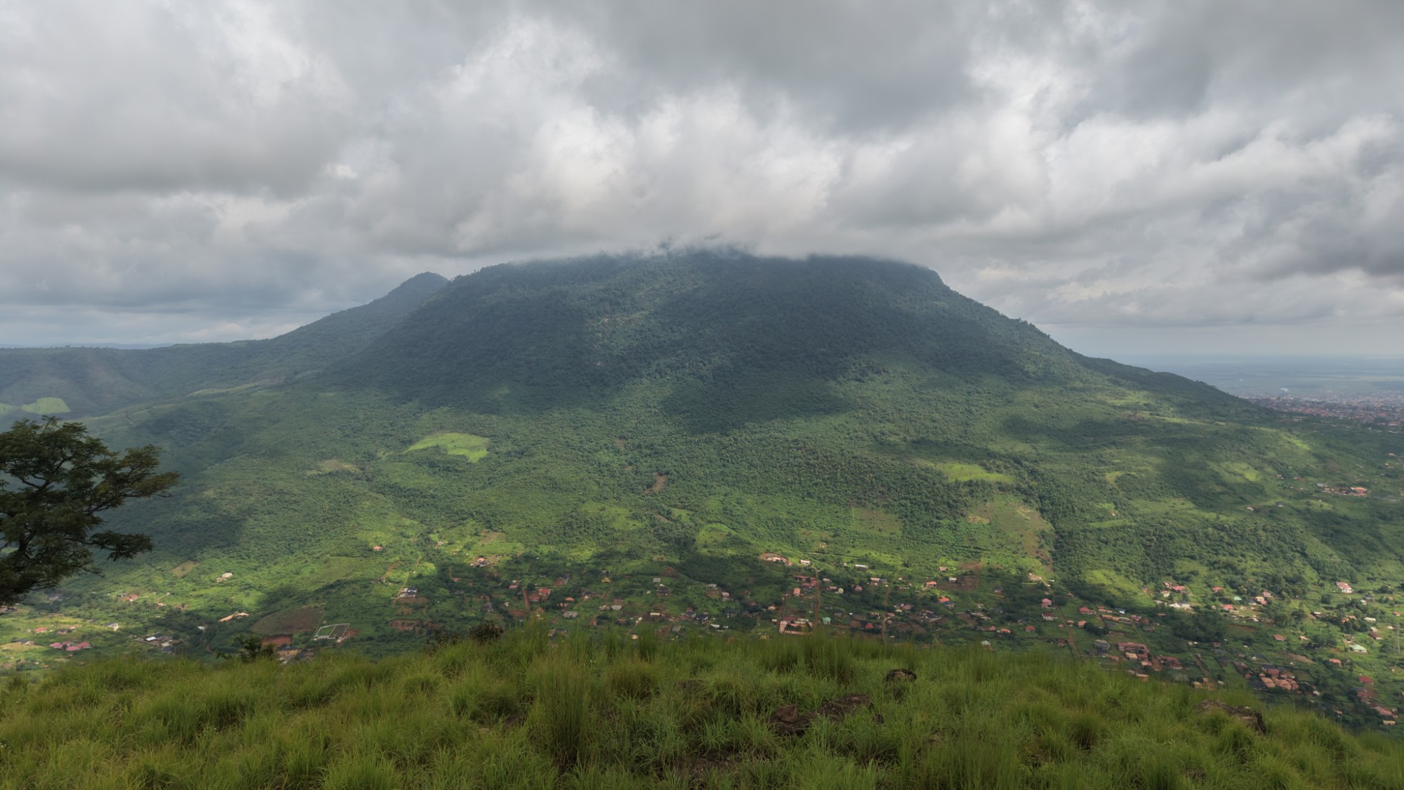 Le mont Kakoulima coiffé de nuages