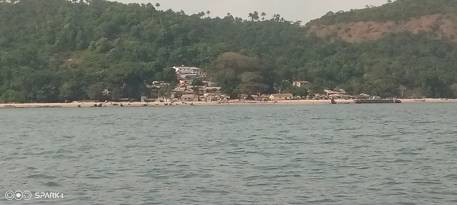 La côte boisée des îles de Loos
