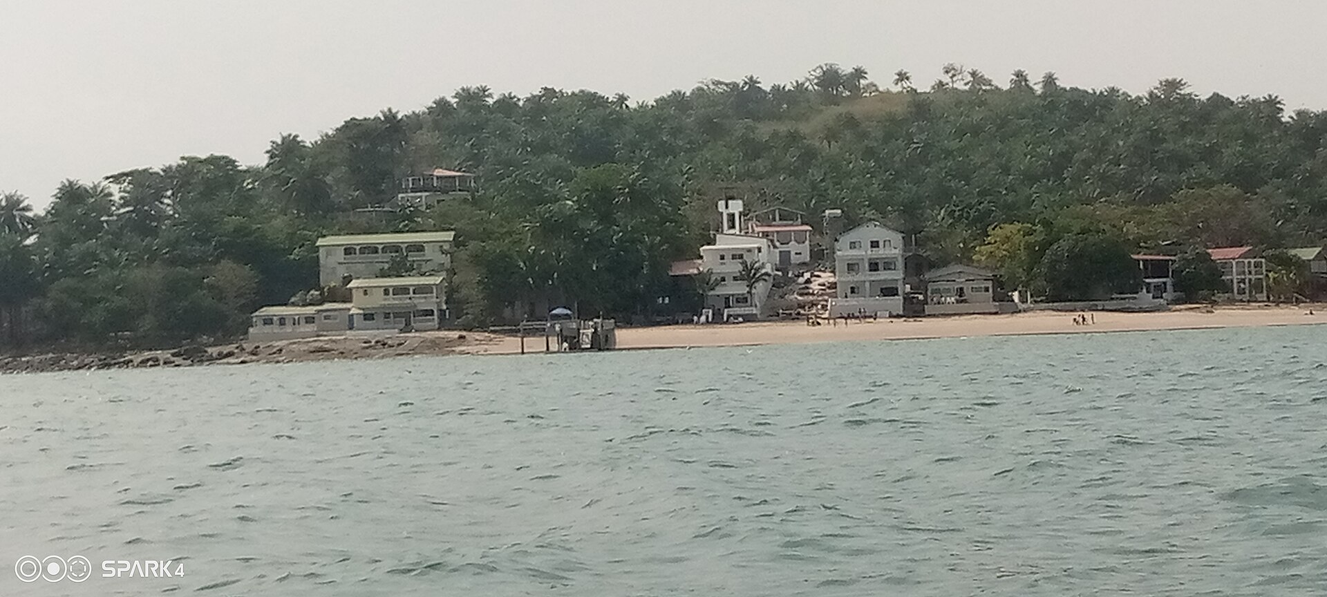 Plage et maisons sur les îles de Loos
