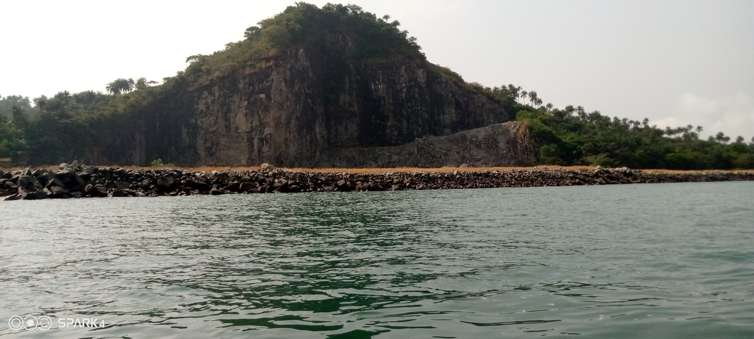Îles de Loos : 20 minutes de pirogue pour changer de monde