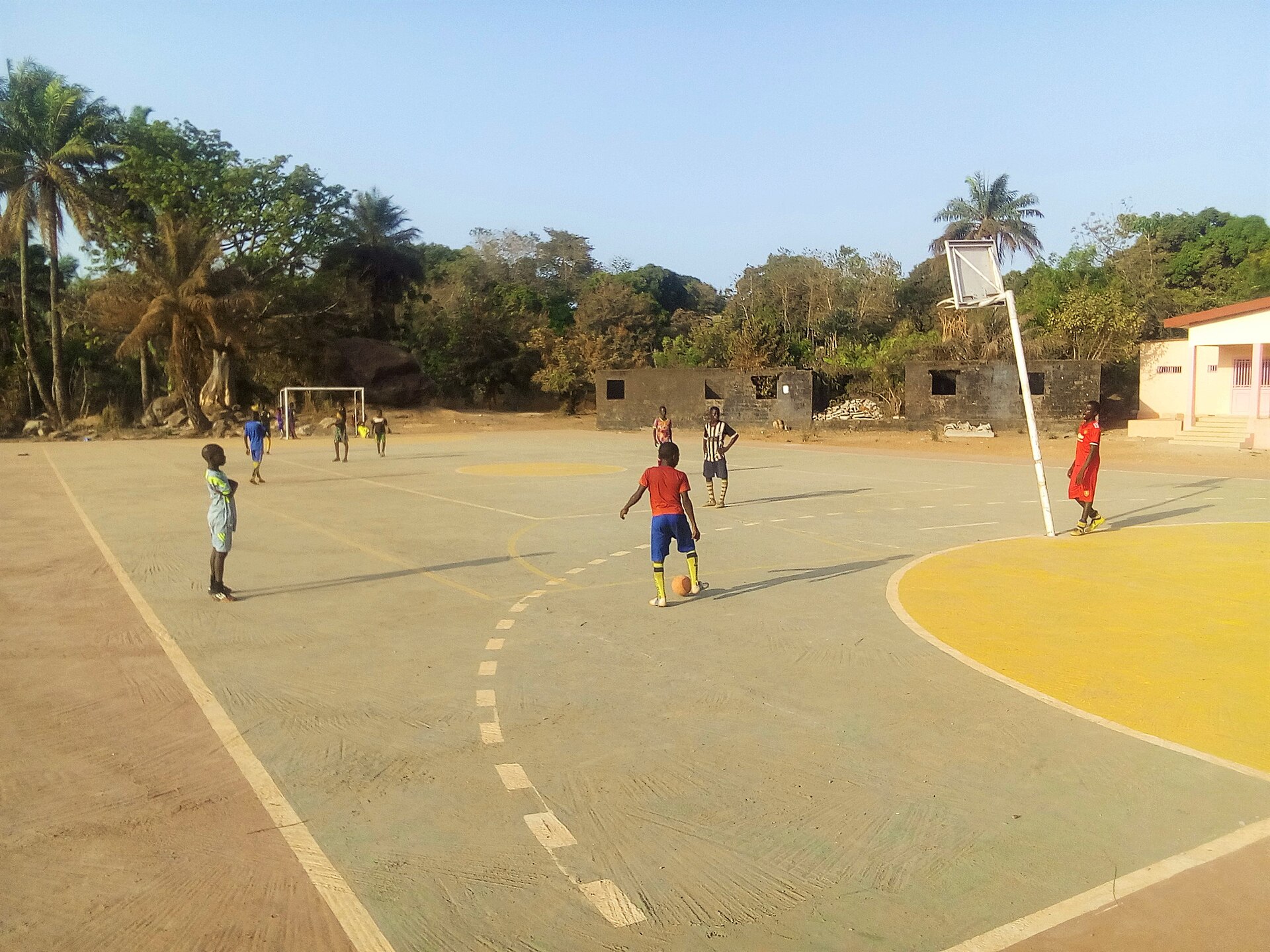 Terrain de sport sur l’île de Kassa