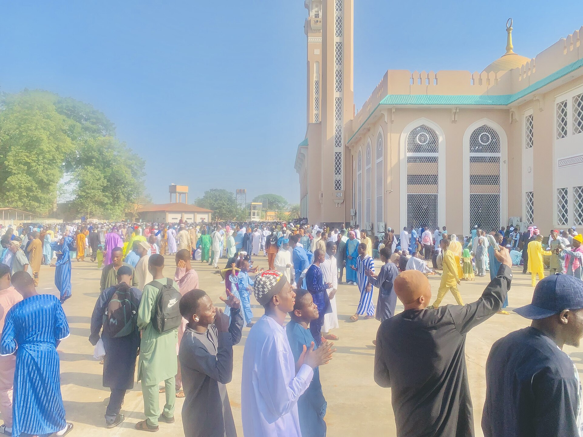 Fidèles dans la cour après la prière de l’Aïd