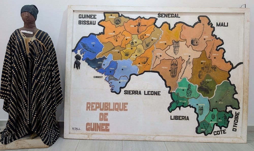 Vitrine du Musée national de Guinée