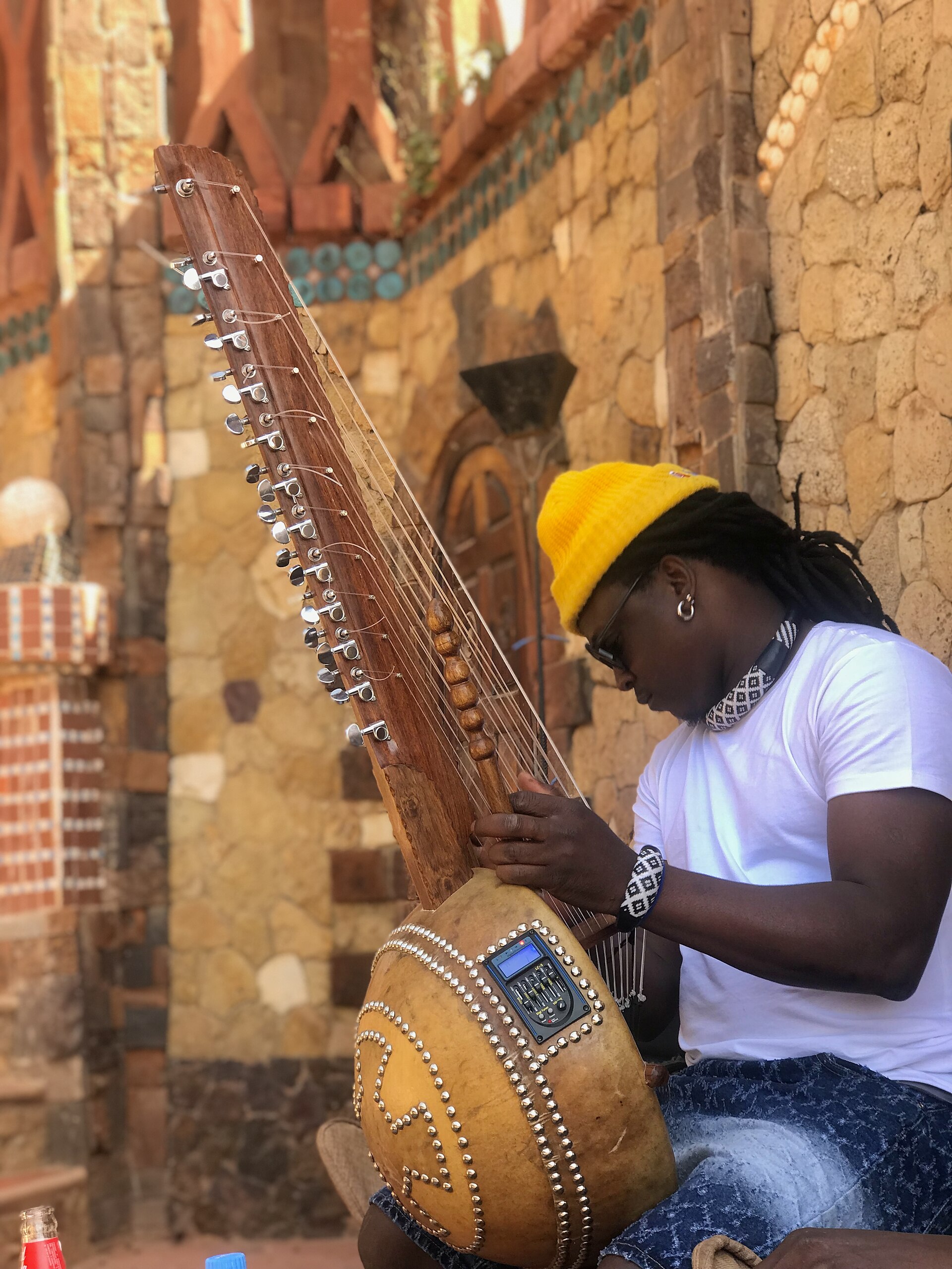 Un artiste qui joue de la kora