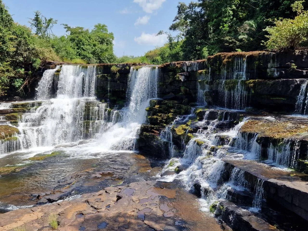 Bassin naturel au pied des cascades de Soumba