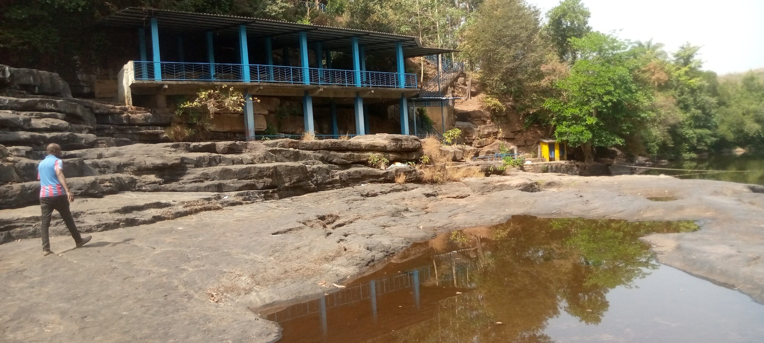 Habitation sous les rochers aux cascades de Soumba