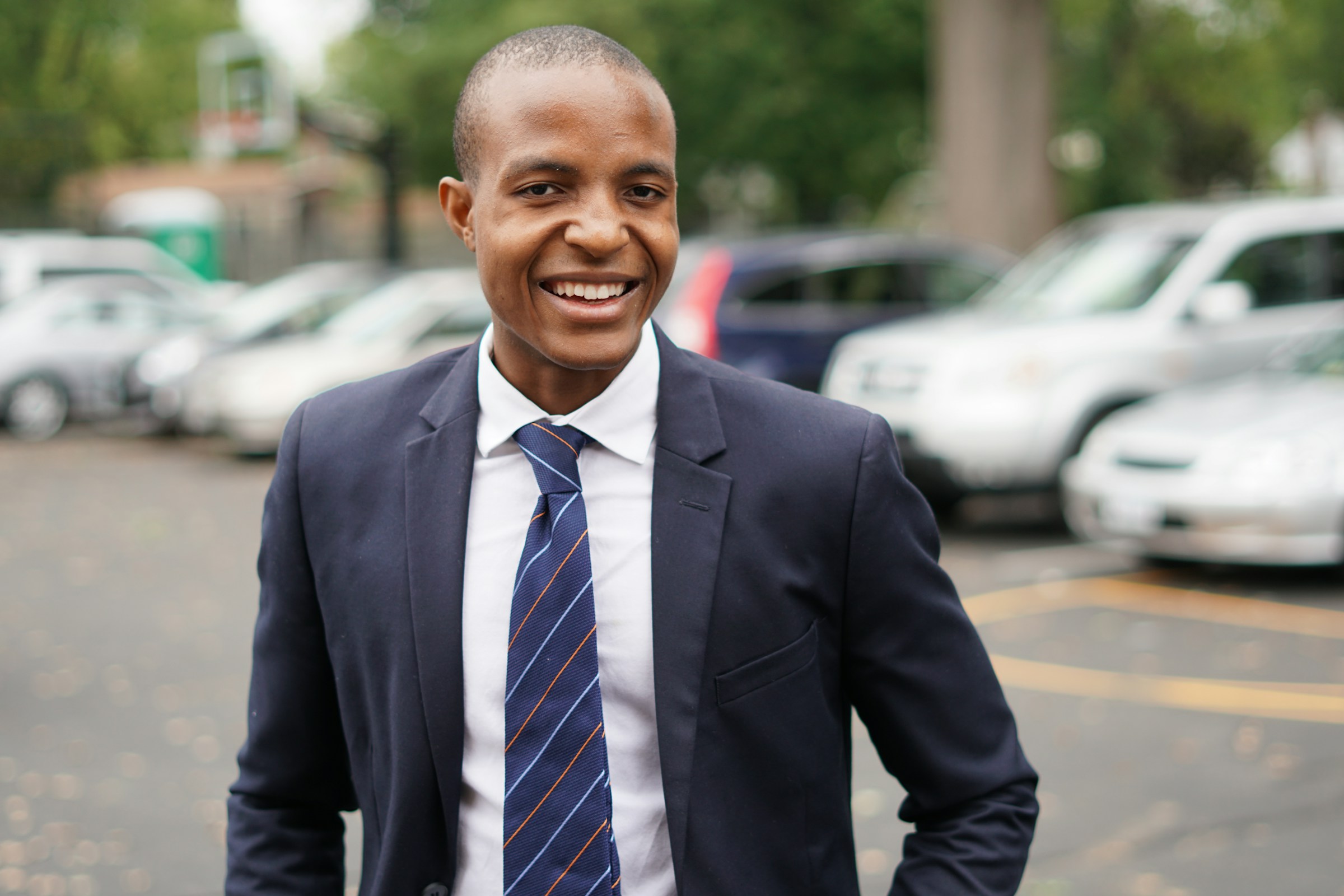 Conseiller souriant en costume, prêt à vous accueillir