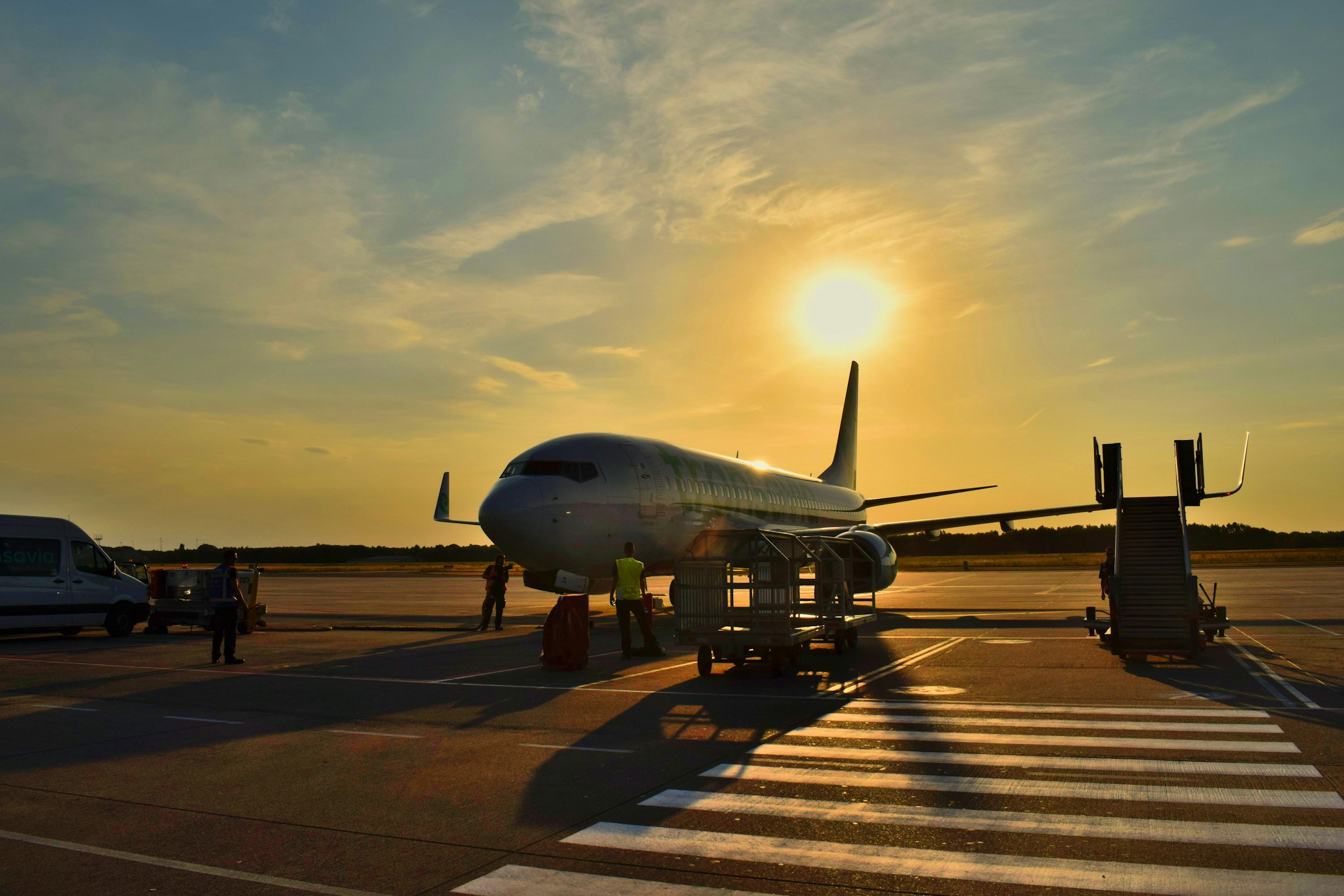 Avion sur le tarmac au coucher du soleil