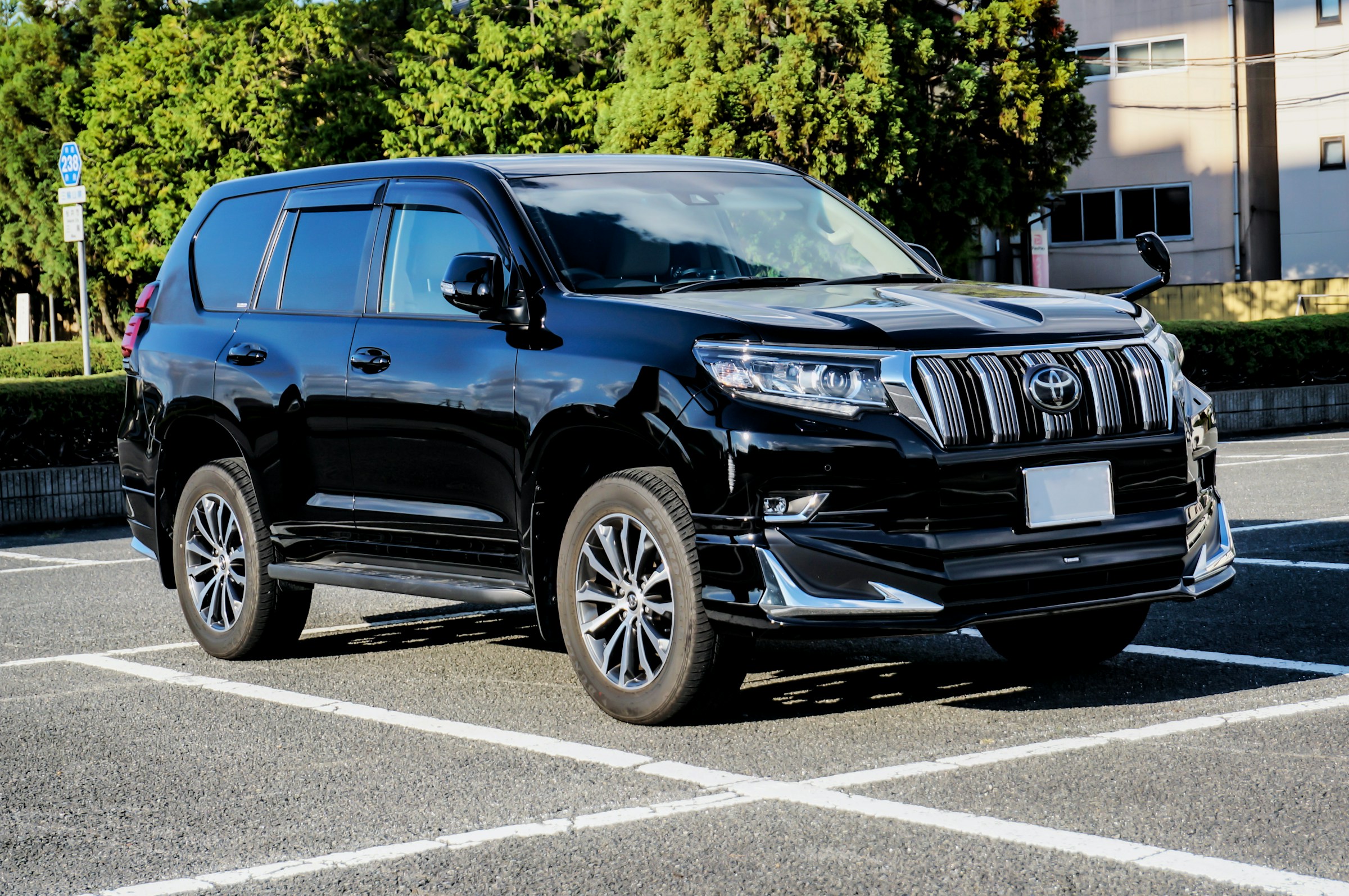 Toyota Land Cruiser Prado noir sur un parking