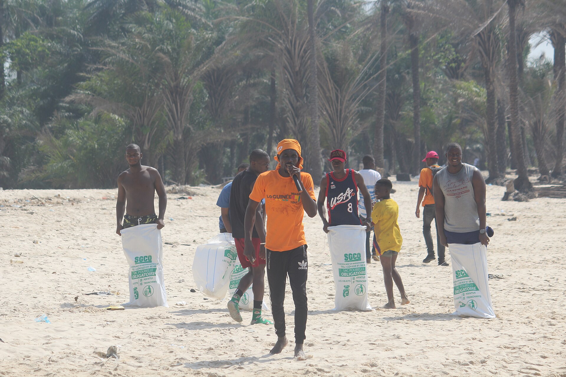 Jeux et détente sur la plage de Tayaki