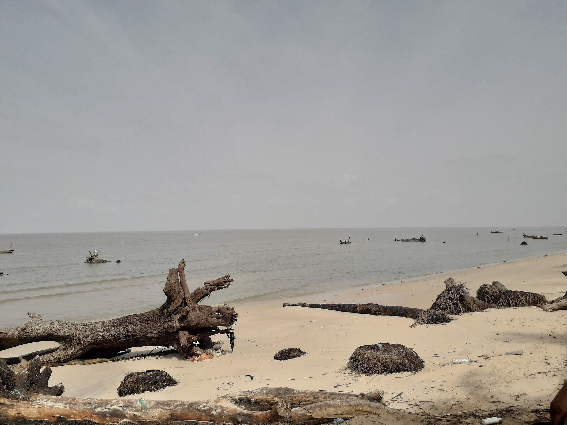 Pirogues sur la mer à Tayaki