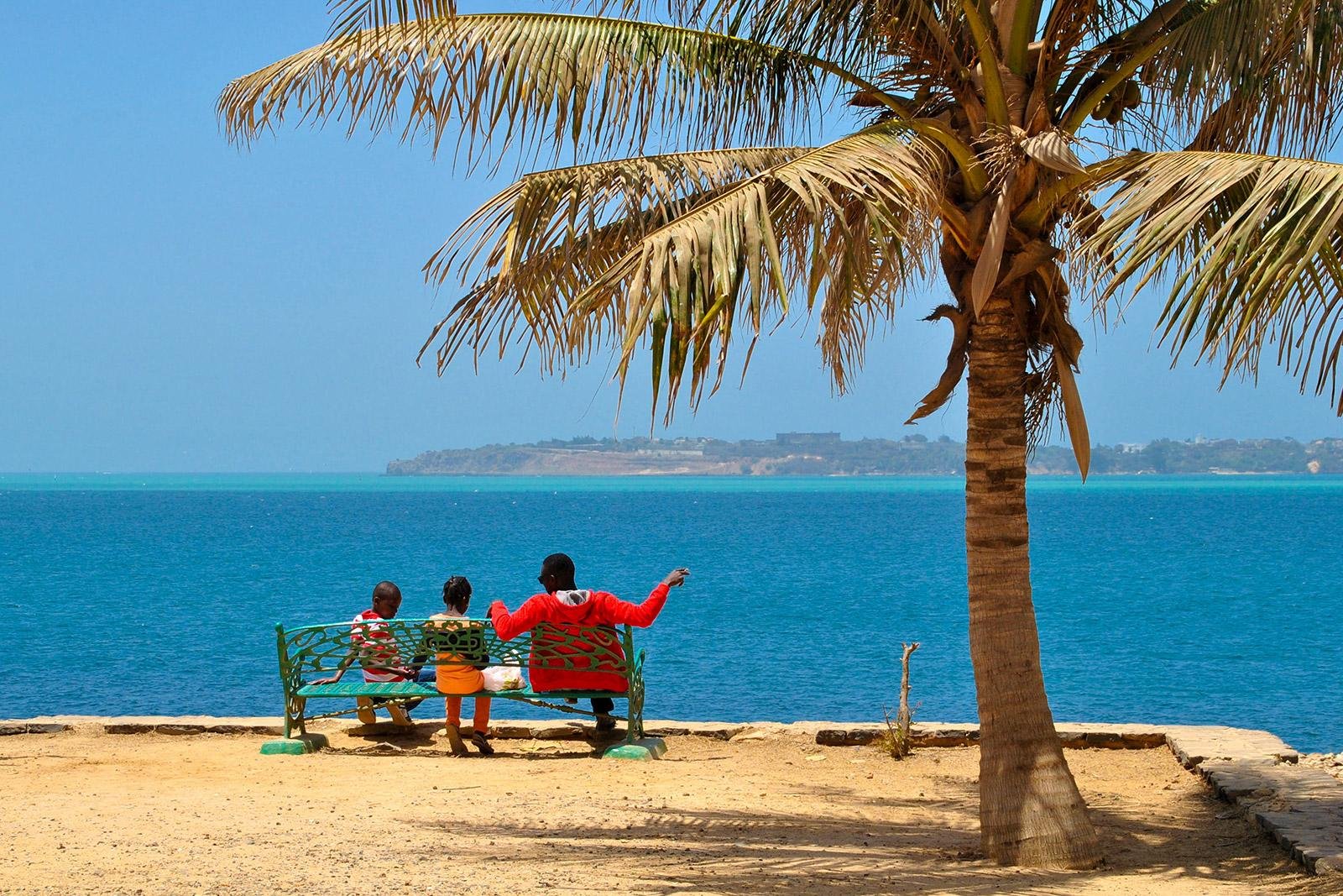 Promeneurs sur le sable à Tayaki