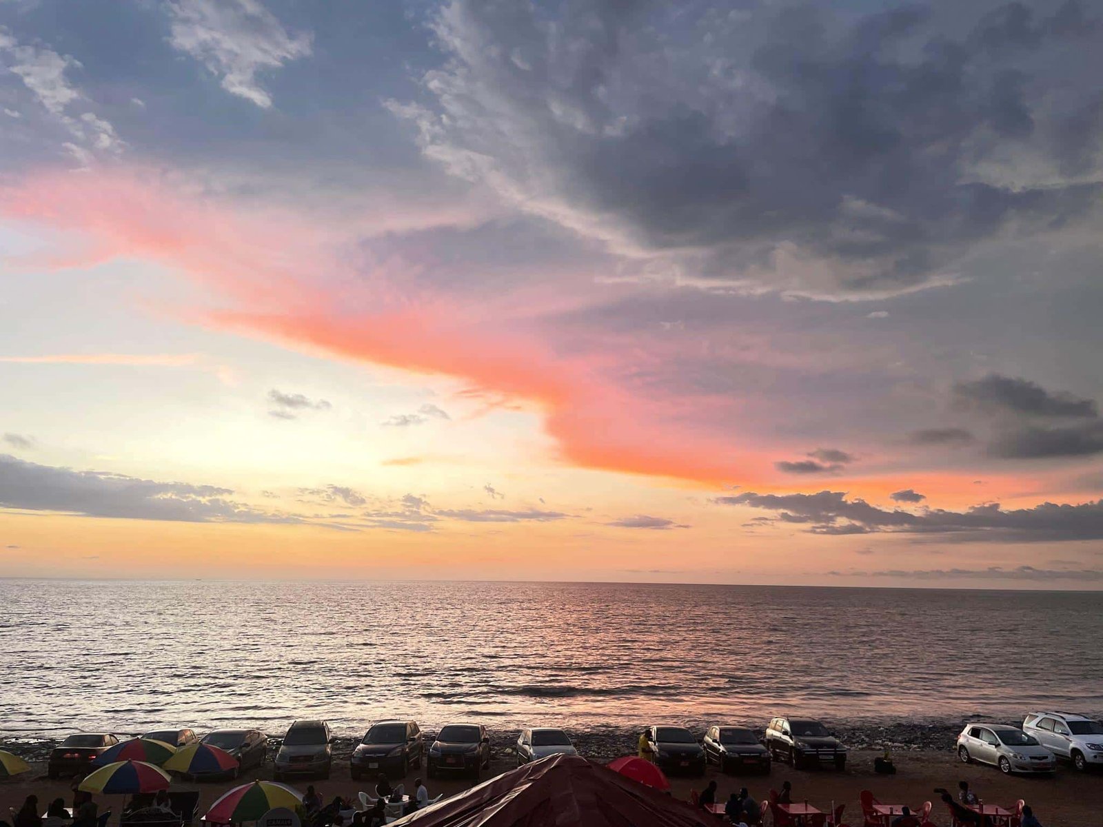 Ciel rose au-dessus des vagues à Tayaki
