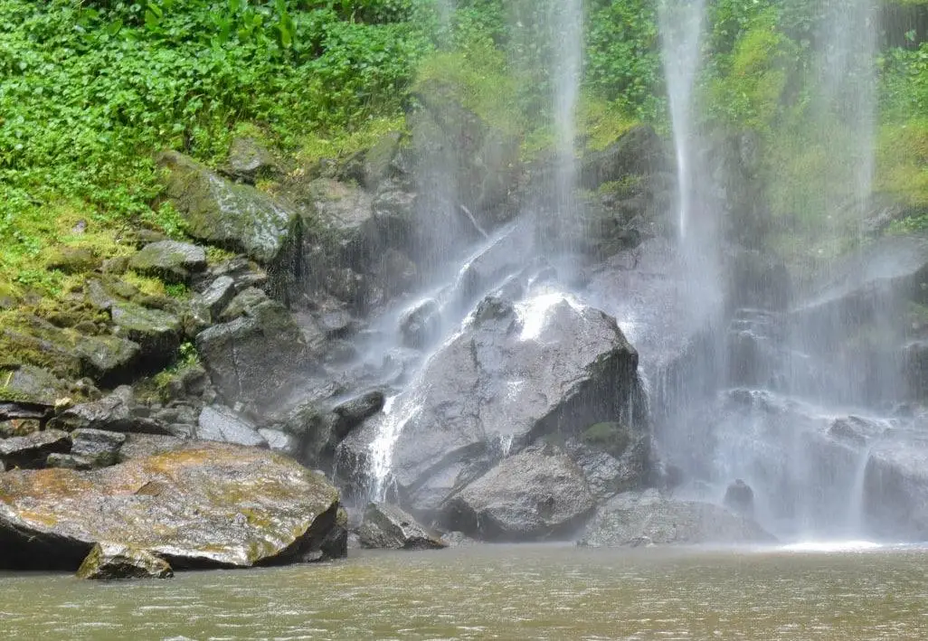 Le bassin au pied de la chute
